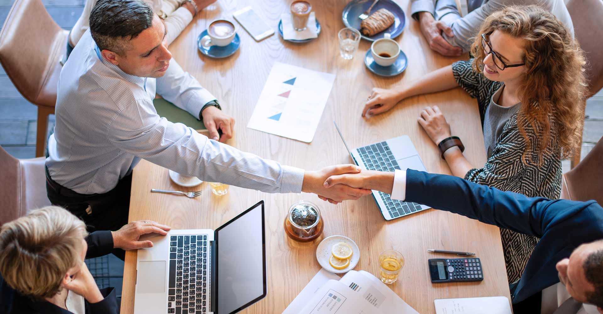 Persona tomando café reunidas cerrando un negocio en una sala de reuniones